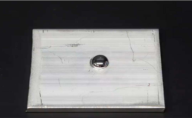 為什么一滴水銀就能摧毀飛機(jī)?將水銀滴在鋁板上,畫(huà)面太壯觀了